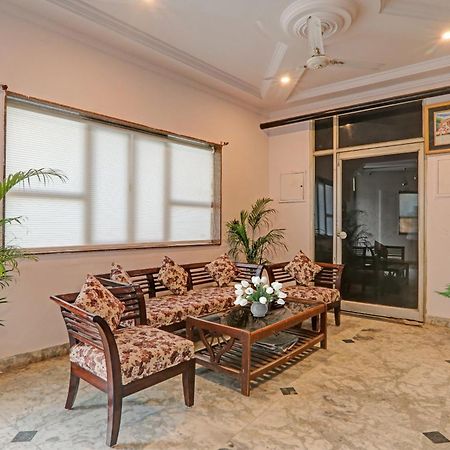 Отель Collection O Premier Near Hazratganj Лакхнау Экстерьер фото