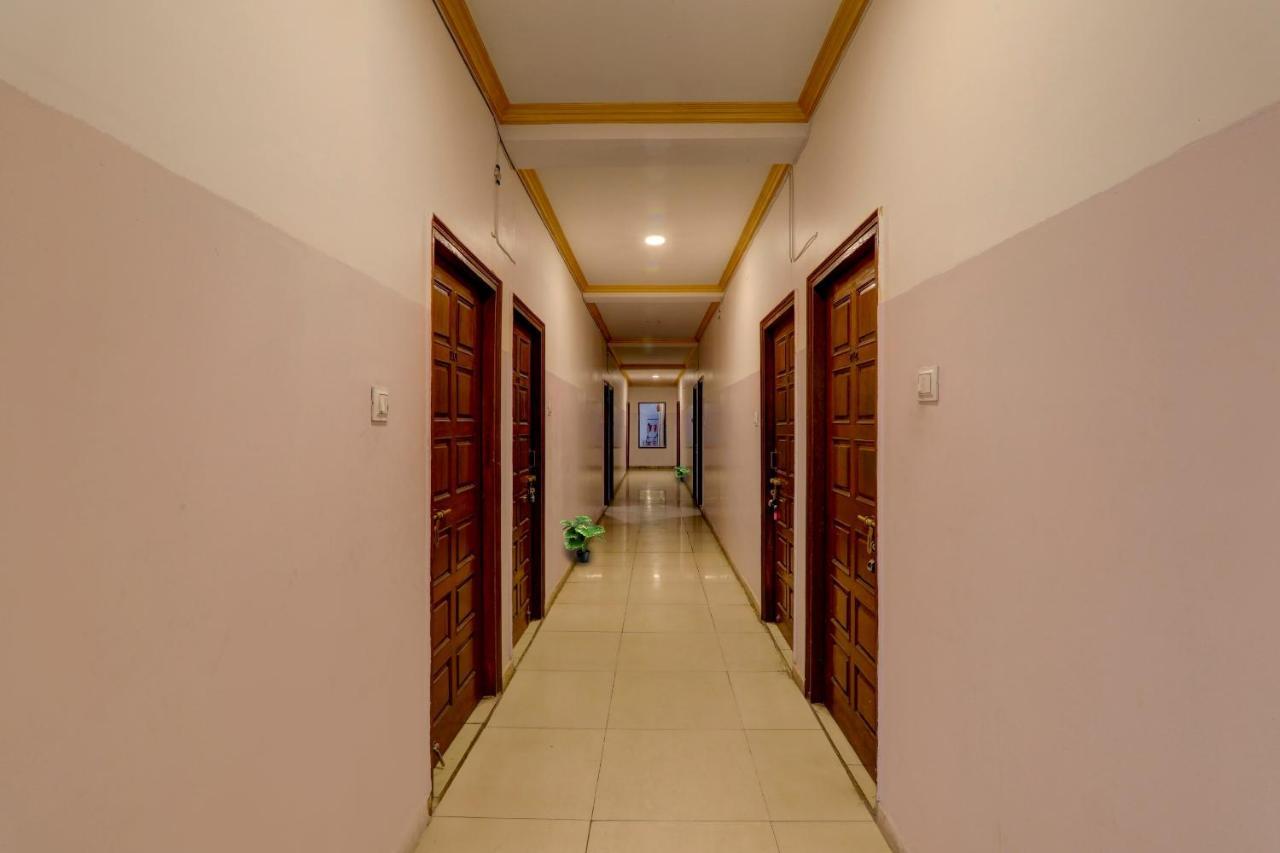 Отель Collection O Premier Near Hazratganj Лакхнау Экстерьер фото