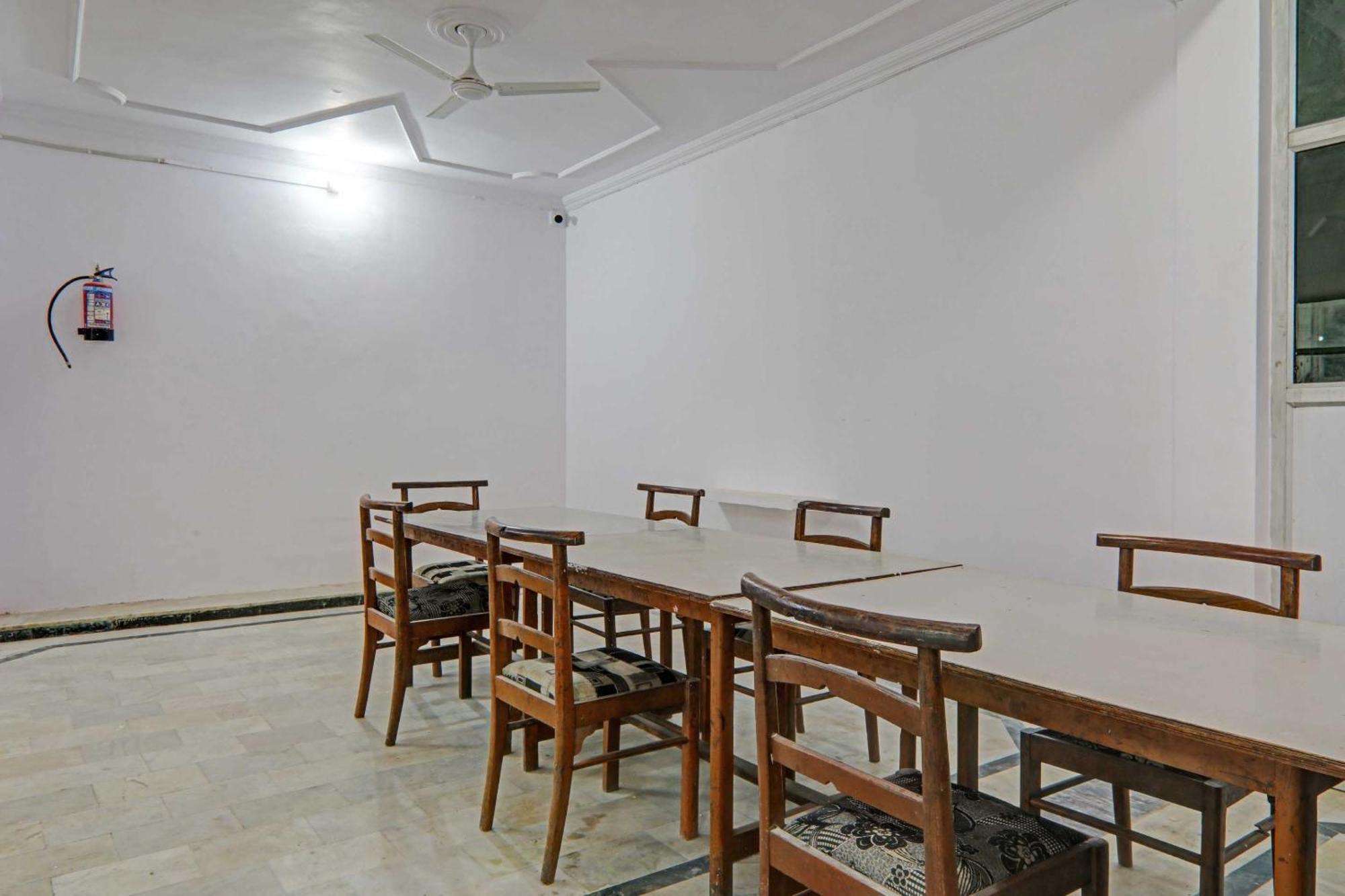 Отель Collection O Premier Near Hazratganj Лакхнау Экстерьер фото