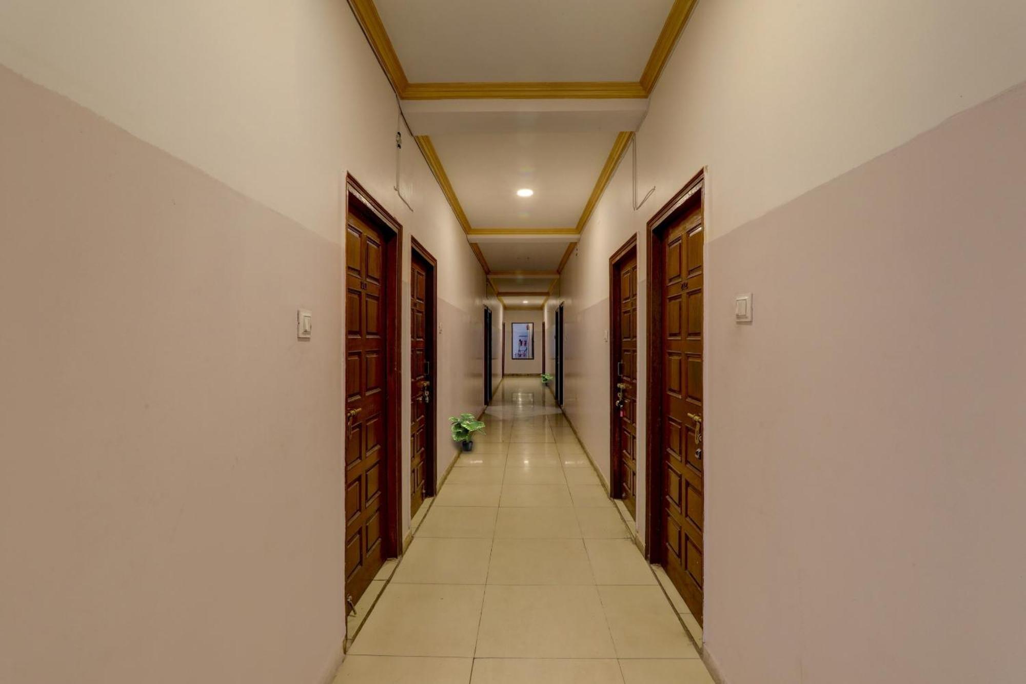 Отель Collection O Premier Near Hazratganj Лакхнау Экстерьер фото