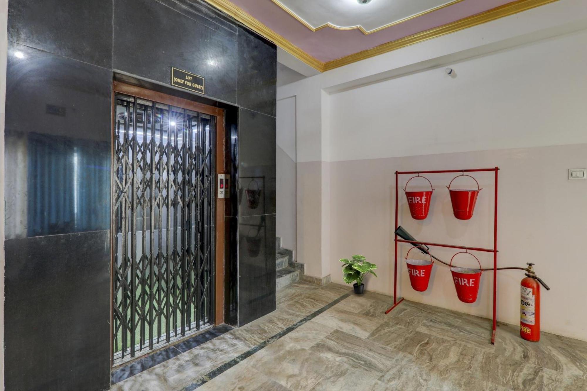 Отель Collection O Premier Near Hazratganj Лакхнау Экстерьер фото