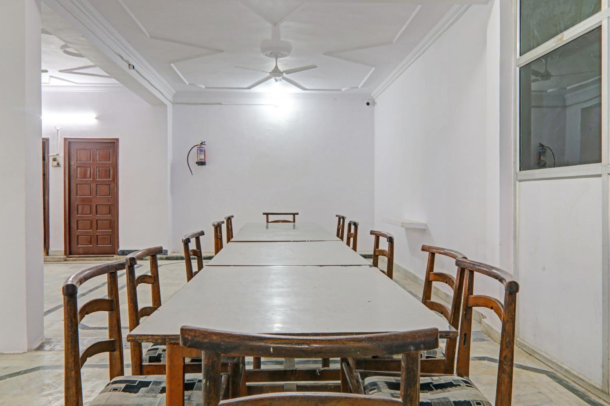 Отель Collection O Premier Near Hazratganj Лакхнау Экстерьер фото